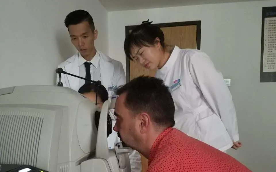 Ovidiu Simion在醫院進行了眼睛檢查。