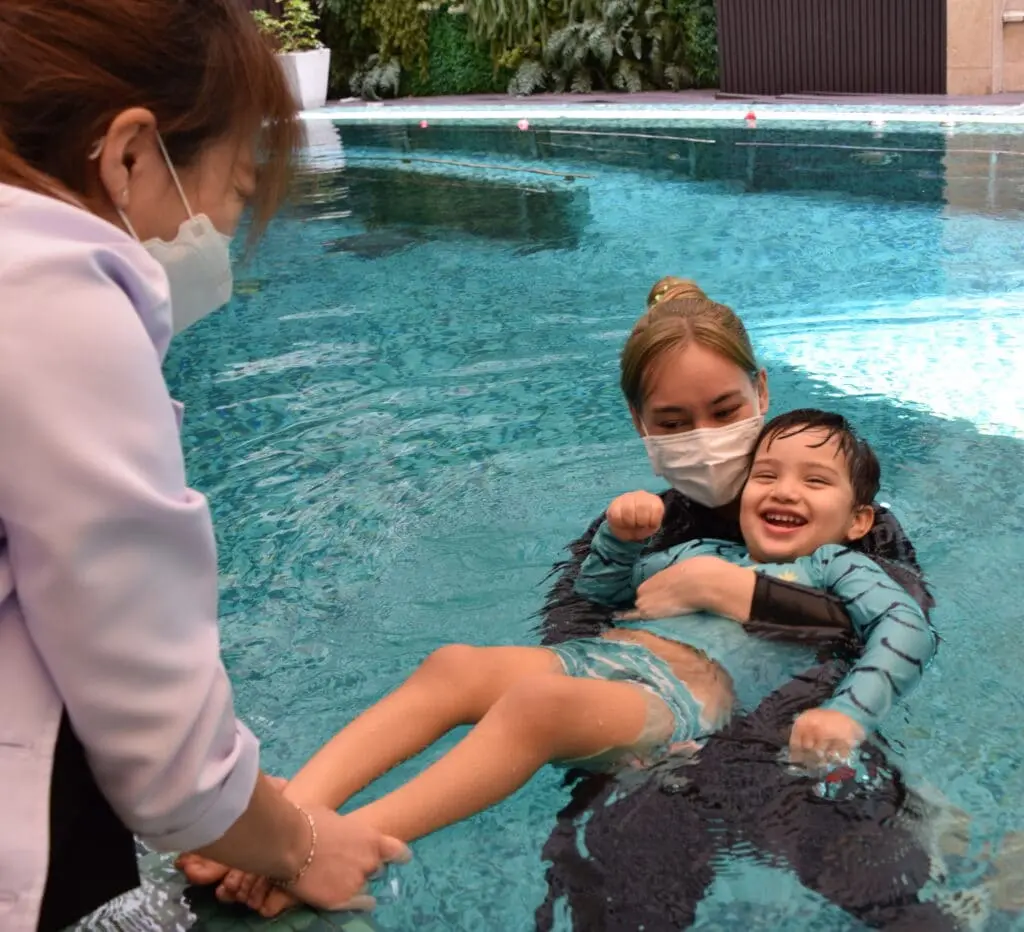 幹細胞治療後腦癱患者走路