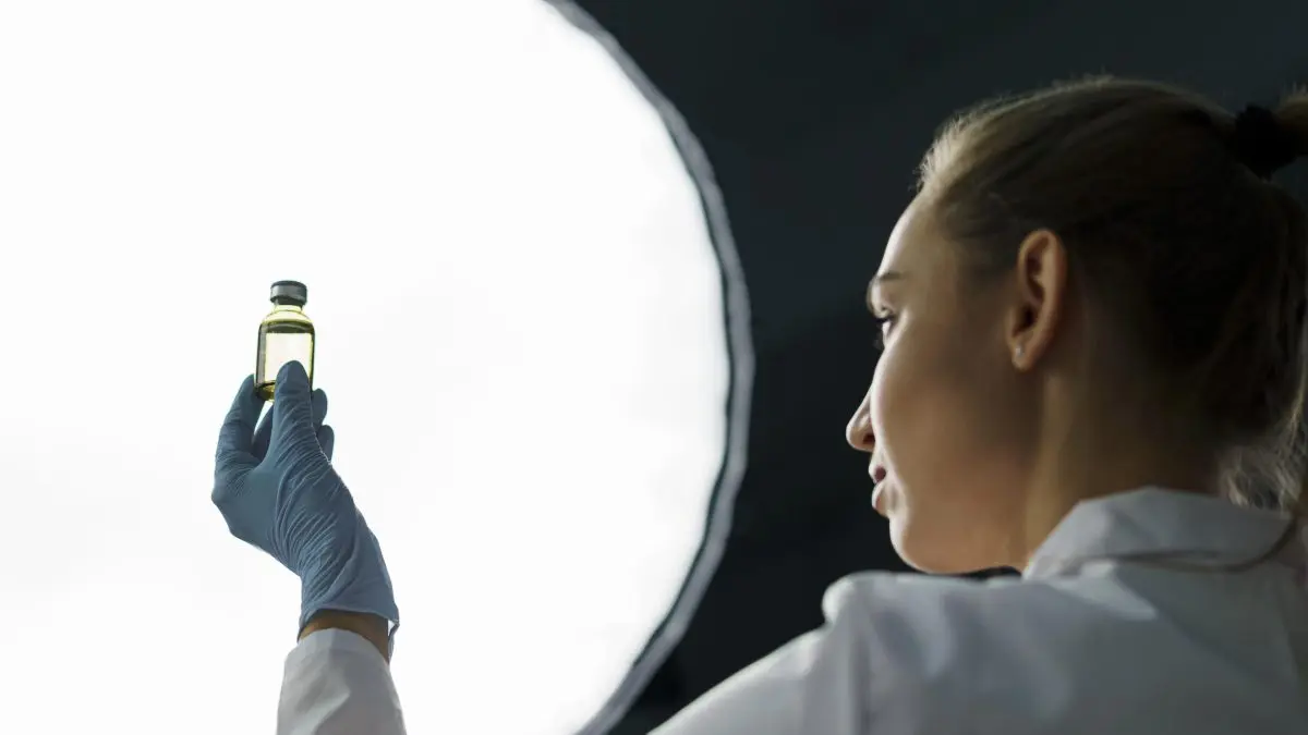 科學家舉起一瓶幹細胞。